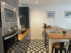 Kühlschrank, Mikrowelle, Ofen, Herdplatte