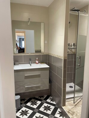 Dusche, Haartrockner, Handtücher, Toilettenpapier