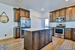 ثلاجة، ميكروويف، فرن، موقد طهي مسطح