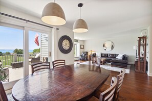 Una Smart TV, una chimenea, libros
