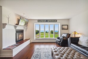 Smart-TV, Kamin, Bücher