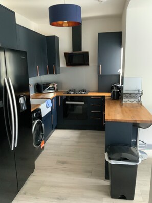 Réfrigérateur, four, plaque de cuisson, bouilloire électrique