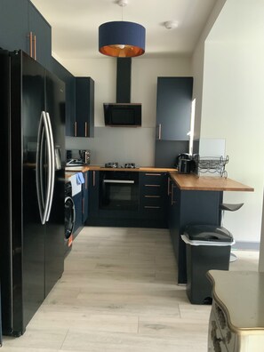 Réfrigérateur, four, plaque de cuisson, bouilloire électrique