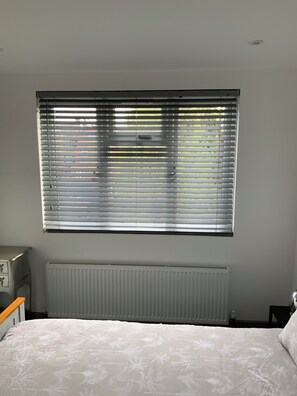 3 Schlafzimmer, Schreibtisch, Bügeleisen/Bügelbrett, Reisekinderbett