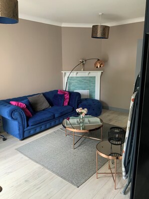 Smart-TV, Bücher, Musikbibliothek, Videothek