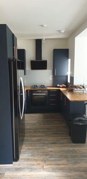 Kjøleskap, ovn, kokeplater og vannkoker