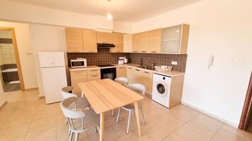 Comfort Apartment, 2 Bedrooms, Pool View | Private kitchen | Full-size fridge, microwave, oven, stovetop