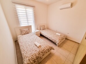 Appartamento Comfort, 2 camere da letto, vista piscina | 2 camere, biancheria da letto ipoallergenica, una scrivania