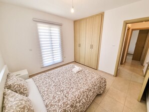 Appartamento Comfort, 2 camere da letto, vista piscina | 2 camere, biancheria da letto ipoallergenica, una scrivania
