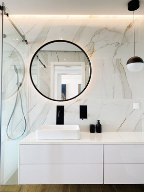 Shower, hair dryer, bidet, towels