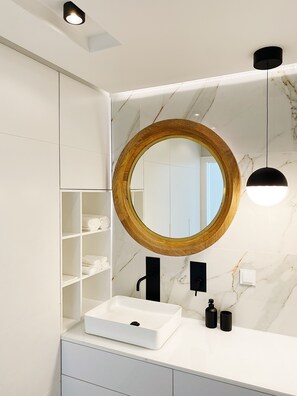 Shower, hair dryer, bidet, towels