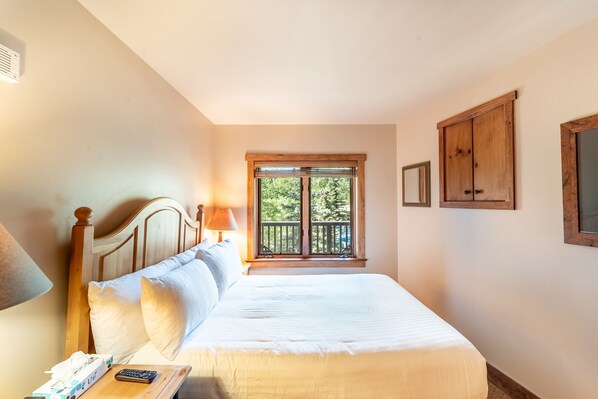 1 bedroom, free WiFi, bed sheets - Private Balcony for Stunning Mountain Views & Close to Shops/Dining/Gondola! (Keystone)