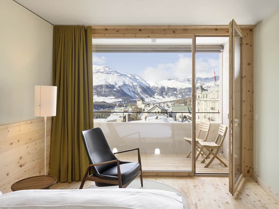 Superior tweepersoonskamer, balkon, op de hoek | Hypoallergeen beddengoed, donzen dekbedden, een kluis op de kamer