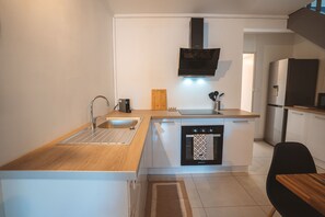 Een koelkast, een magnetron, een oven, een vaatwasser
