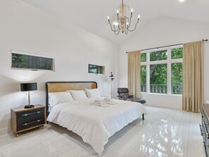 6 dormitorios, tabla de planchar con plancha, cuna de viaje