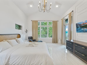 6 habitaciones, tabla de planchar con plancha y cuna de viaje 
