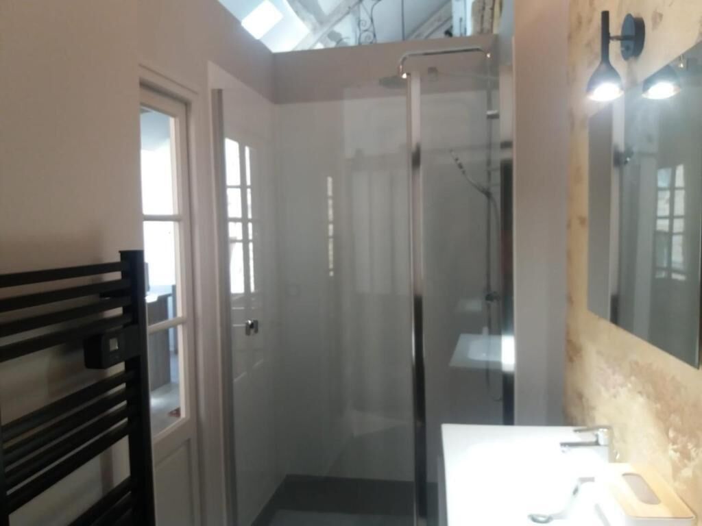 Secador de pelo, toallas, jabón, papel higiénico