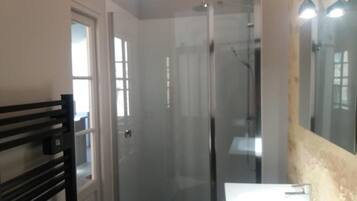 Secador de pelo, toallas, jabón, papel higiénico