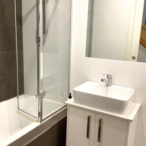 Dusche, Haartrockner, Handtücher, Seife