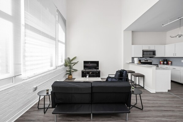 Apartment | Wohnbereich | 42-Zoll-Smart-TV mit Digitalempfang, Netflix, Hulu