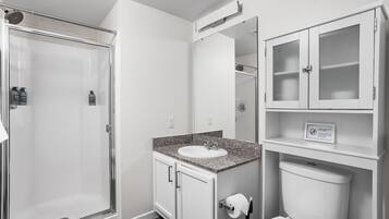 Apartment | Bathroom | Combined shower/tub, free toiletries, hair dryer, towels