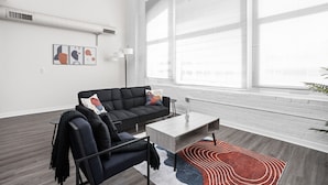 아파트 | 거실 공간 | 디지털 채널 시청이 가능한 42인치 스마트 TV, 넷플릭스, 훌루