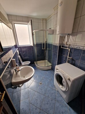 Shower, towels, soap, toilet paper - AquaDoria GRAND 2-bedroom apartment, 300m from the beach (Budva)