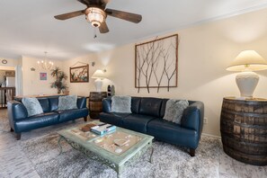 TV, fireplace - The Mermaid Lounge: Sound View & Pool Access (Nags Head)