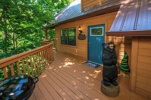 Property grounds - 3BR Chalet near Gatlinburg Arts & Crafts District with Ridgetop Views! (Gatlinburg)