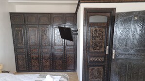 Premium bedding, desk, WiFi (free), individually decorated - Riad Searenity (Aourir)