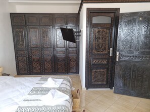 Premium bedding, individually decorated, individually furnished, desk - Riad Searenity (Aourir)