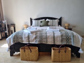 Premium bedding, individually decorated, individually furnished, desk - Riad Searenity (Aourir)