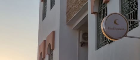 Vista frontal de la propiedad