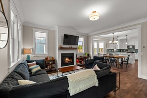 Smart-TV, Kamin, Bücher