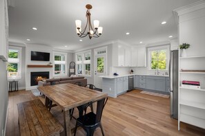 Fridge, microwave, oven, stovetop - New* Seabrook's White Whale, private hot tub! (Pacific Beach)