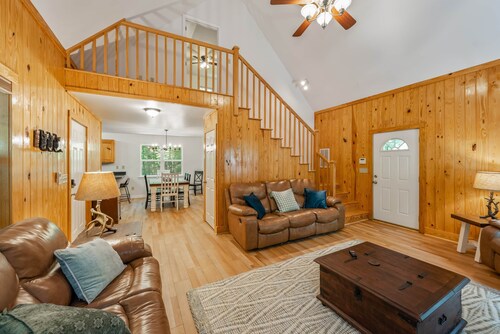 Fall Leaves Retreat: 3BR/3BA Cabin + Hot Tub & Game Room!