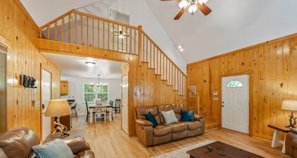 Fall Leaves Retreat: 3BR/3BA Cabin + Hot Tub & Game Room!