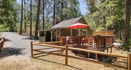 Cozy Cottage, on the creek w/ hot tub!