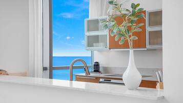 Een koelkast, een microgolfoven, een oven, een kookplaat