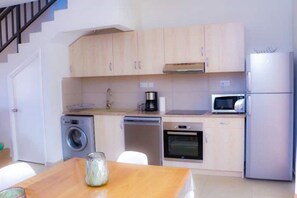 Réfrigérateur, four à micro-ondes, un four, surface de cuisson