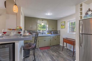 ثلاجة، ميكروويف، ماكينة لصنع القهوة/الشاي، محمصة خبز