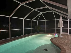 Outdoor pool, a heated pool - Heated pool, dock side tiki bar. Fishing, crabbing, turtle, kayak and bikes. (Cape Coral)