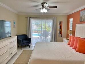 3 bedrooms, desk, iron/ironing board, travel cot - Heated pool, dock side tiki bar. Fishing, crabbing, turtle, kayak and bikes. (Cape Coral)
