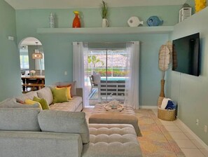 Smart TV, video game console, stereo - Heated pool, dock side tiki bar. Fishing, crabbing, turtle, kayak and bikes. (Cape Coral)