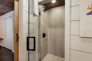Hair dryer, towels - Bentley's Retreat On Overlook (Blue Ridge)