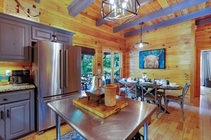Fridge, microwave, oven, stovetop - Bentley's Retreat On Overlook (Blue Ridge)