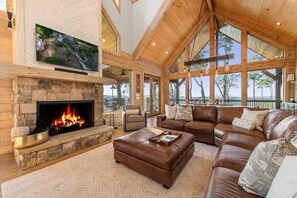 Smart TV, chimenea y oficina 