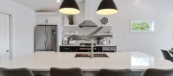 The Lofts of Brick and Mortar-California Loft |High-End |Walk-Out Balcony |Dwntown |2 Kings |Parking