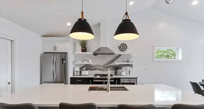 The Lofts of Brick and Mortar-California Loft |High-End |Walk-Out Balcony |Dwntown |2 Kings |Parking