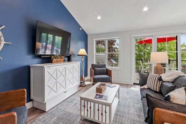 Living Room W/Queen Bed in a Box and wifi smart tv